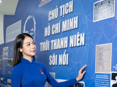 Hoa hậu Thanh Thuỷ vinh dự nhận Huy hiệu thanh niên tiên tiến làm theo lời Bác