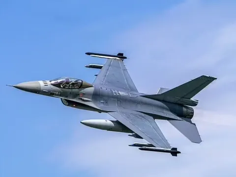 UFO đâm vào máy bay chiến đấu F-16 của Không quân Mỹ, gây thiệt hại nghiêm trọng