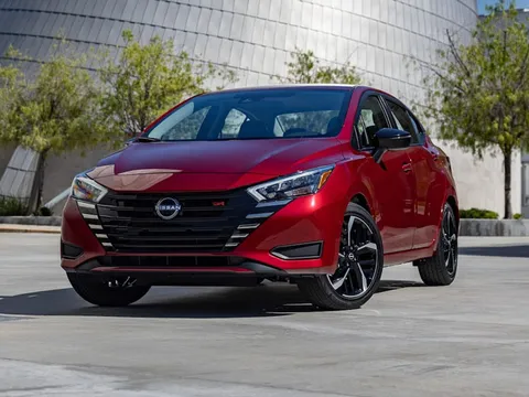 Top 10 ôtô rẻ nhất năm 2025: Nissan Versa Sedan S