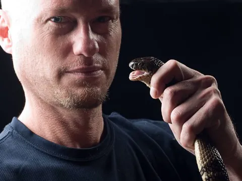 Người đàn ông để rắn cắn hơn 200 lần, tự tạo thuốc giải độc từ chính máu của mình