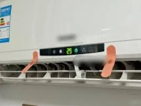Dán hai miếng băng dán cá nhân lên điều hòa, mẹo nhỏ nhưng hiệu quả lớn trong ngày hè oi ả