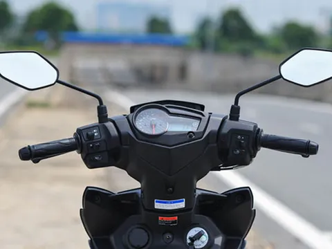 Chạy xe máy thiếu gương chiếu hậu bên trái, bị phạt bao nhiêu tiền?