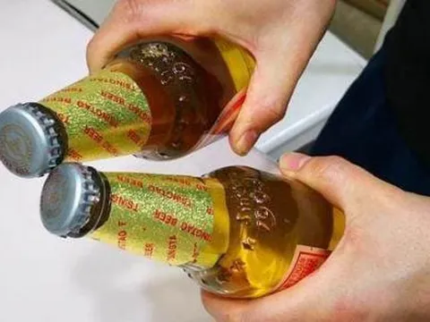 Có một 'cơ chế nhỏ' ẩn trong nắp chai bia, các cô gái cũng có thể dễ dàng mở mà không cần dụng cụ khui bia