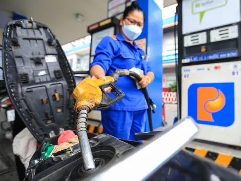 Giảm giá xăng, tăng giá dầu