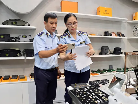 Đà Nẵng: Nhiều hàng giả nhãn hiệu nổi tiếng được bày bán trên các tuyến du lịch