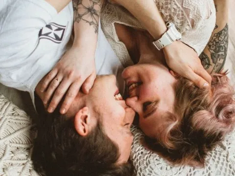 Ôm nhau khi ngủ, “liều thuốc” giảm căng thẳng và tăng cảm giác an toàn cho các cặp đôi