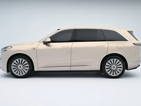 SUV dài hơn 5,1 mét, công suất 598 mã lực, giá hơn 1,4 tỷ đồng