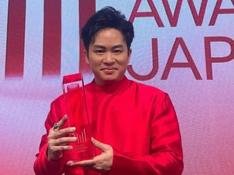 Tùng Dương xúc động khi là ca sĩ Việt Nam đầu tiên nhận Giải thưởng Đặc biệt quốc tế