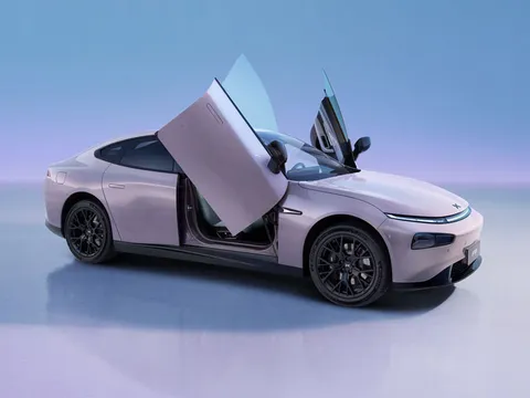 Xe sedan dài hơn 5 mét, cửa cắt kéo, công suất 586 mã lực, trang bị tiên tiến, giá ngang Toyota Camry