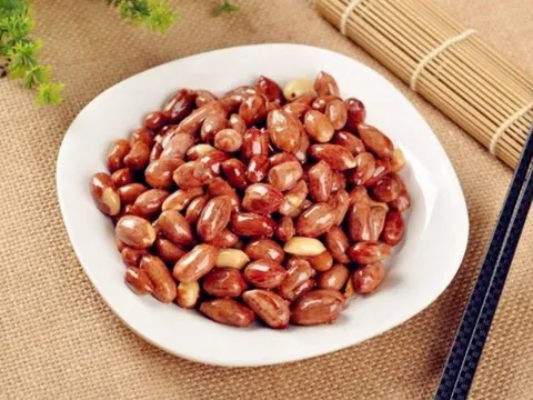 Bí mật đằng sau đĩa lạc rang được phục vụ trước bữa ăn: Chiến lược tinh tế khiến thực khách bất ngờ