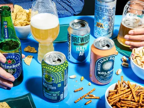 Vì sao bia hiếm khi được đóng trong chai nhựa như nước ngọt?