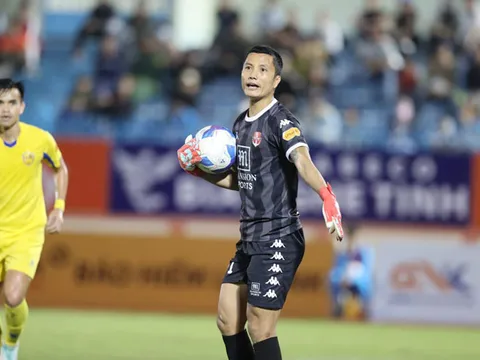 HLV châu Âu gọi đích danh thủ môn số 1 ĐT Việt Nam