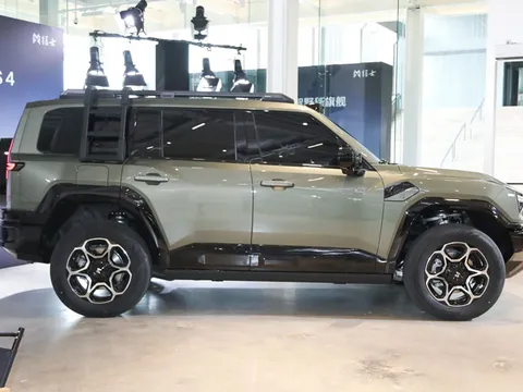 SUV địa hình PHEV công suất 700 mã lực, ngoại hình hầm hố, loạt công nghệ tiên tiến