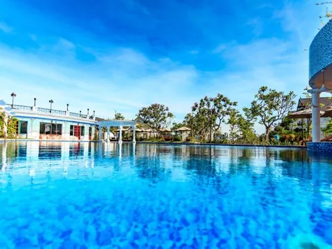 Vì sao nước hồ bơi thường có màu xanh? Lý do hóa học ít ai ngờ tới và các phương pháp khử trùng phổ biến