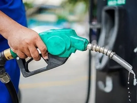 Tại sao tài xế dày dạn kinh nghiệm thường đổ xăng vào buổi trưa: Lý do đằng sau thói quen tưởng chừng ngược đời