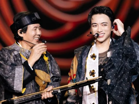 Soobin chơi đàn bầu cùng bố, mang làng quê Bắc Bộ lên sân khấu live-concert thể hiện niềm tự hào dân tộc