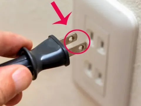 Bí ẩn 2 lỗ nhỏ trên phích cắm điện: Chi tiết tưởng thừa hóa ra lại "cứu nguy" cả nhà