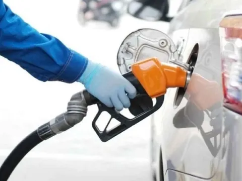 Giá xăng tăng, dầu giảm