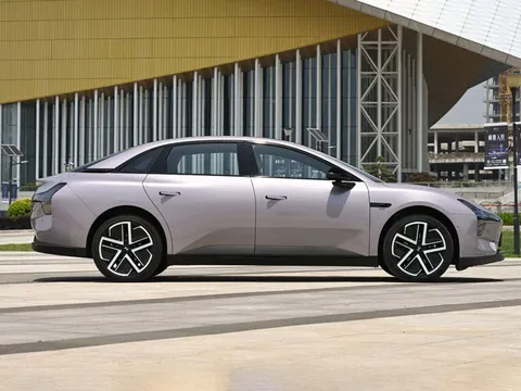 Xe sedan đẹp long lanh, công nghệ lái xe tiên tiến, giá ngang Hyundai Grand i10