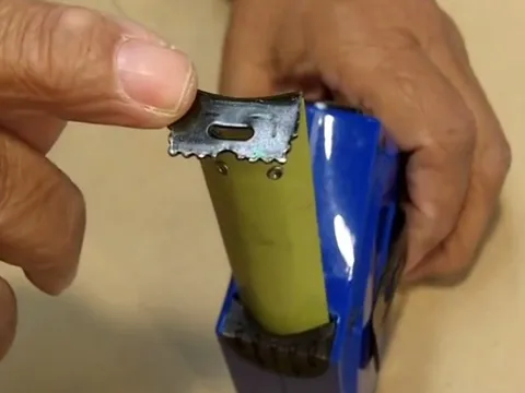 Bí mật ít ai biết về chiếc lỗ nhỏ và răng cưa trên thước dây