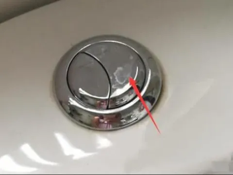 Ấn nút xả trên bồn cầu không đúng cách có thể dẫn đến tắc nghẽn và lãng phí nước, đâu là cách dùng đúng?