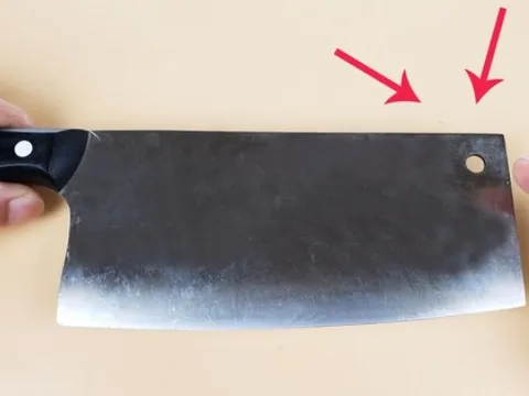 Giải mã “chiếc lỗ nhỏ” trên dao làm bếp – Bí mật sau 30 năm mới khám phá ra