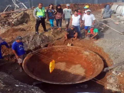 Phát hiện báu vật nặng cả tấn khi đào móng xây nhà