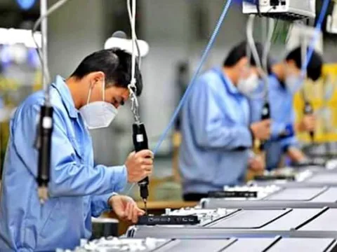 Từ 1/7/2025, điều kiện nào để lao động nam có vợ sinh con được hưởng trợ cấp một lần?