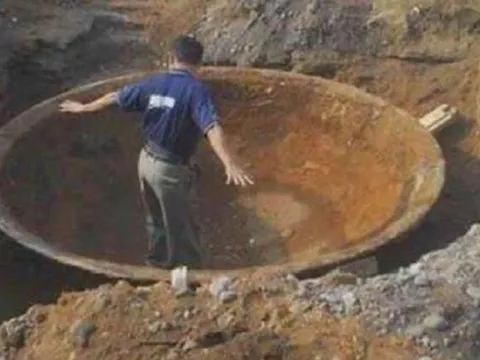 Đào móng xây nhà, bất ngờ tìm thấy cổ vật nặng một tấn nghi là báu vật cổ xưa