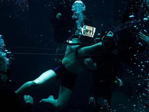 Lặn sâu dưới áp suất chết người, Tom Cruise và cả đoàn phim buộc phải... phát minh cách giao tiếp mới