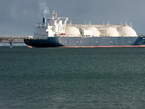 Trung Quốc thách thức sự thống trị LNG của Nhật Bản

