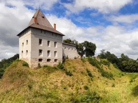 Phát hiện căn phòng bị phong kín suốt 300 năm dưới lâu đài cổ Ukraine