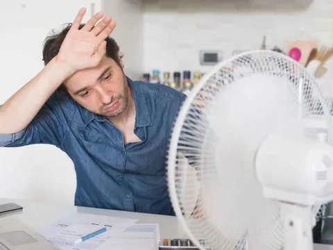 Bật quạt làm mát khi trời nóng, thói quen tưởng chừng có lợi nhưng ẩn chứa nhiều nguy hại nếu làm sai cách