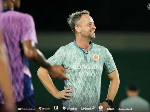 CLB CAHN nguy cơ trắng tay ở V.League 2025, HLV Polking chốt tương lai khiến fan bất ngờ