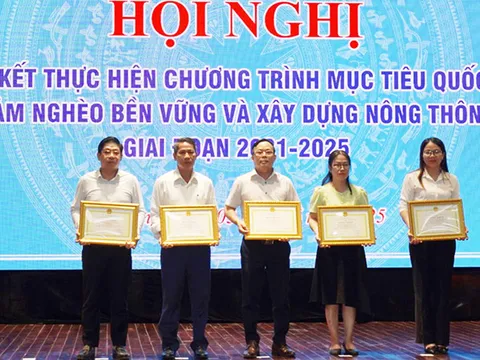 Cảng Đà Nẵng nhận bằng khen ‘Vì người nghèo’