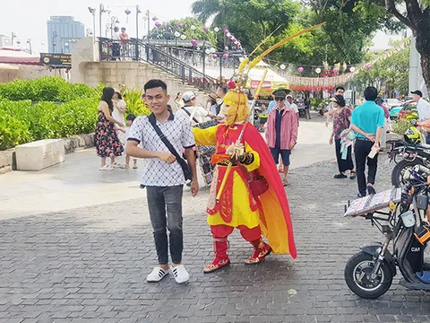 Đà Nẵng: Tái diễn nạn hàng rong tụ tập, chèo kéo du khách