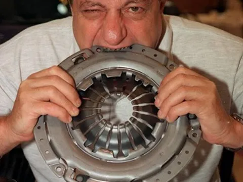 Bí ẩn người có ‘dạ dày thép’, ăn cả xe đạp, máy bay, đèn chùm
