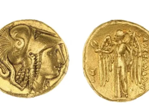 Bộ sưu tập tiền vàng cổ giấu trong tường được bán gần 3,5 triệu USD
