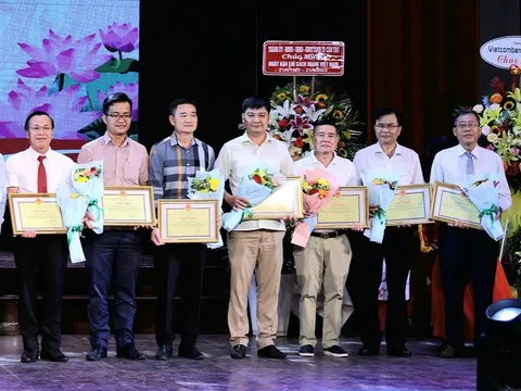 Lãnh đạo, phóng viên Tạp chí Doanh nghiệp Việt Nam nhận bằng khen của Chủ tịch TP Cần Thơ và An Giang