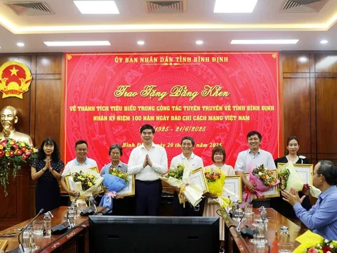 Phóng viên Tạp chí Doanh nghiệp Việt Nam nhận bằng khen Chủ tịch tỉnh Bình Định