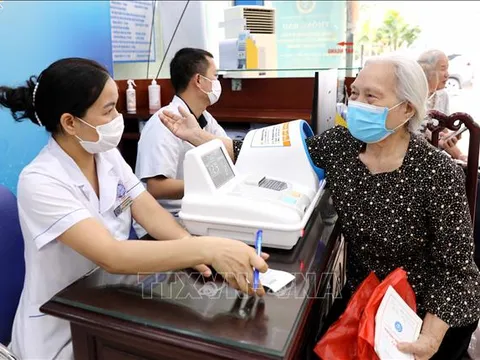 Giữ nguyên mức đóng BHYT bằng 4,5% lương cơ sở
