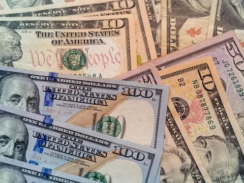 Đồng USD neo gần mức cao nhất trong ba tuần, Bitcoin dao động trên 120.000 USD