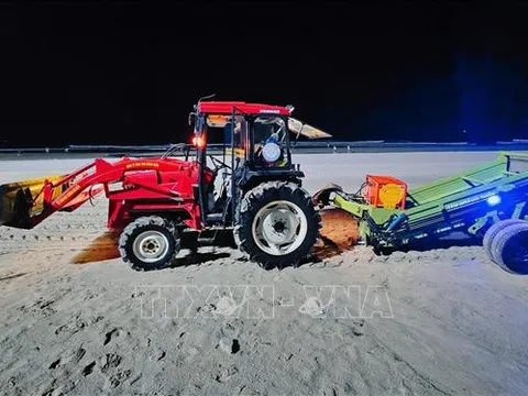 Làm sạch bãi biển Vũng Tàu bằng xe sàng cát tự động