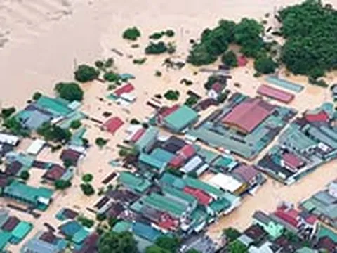 Mưa lớn, hàng trăm nhà dân ở Nghệ An ngập sâu trong biển nước