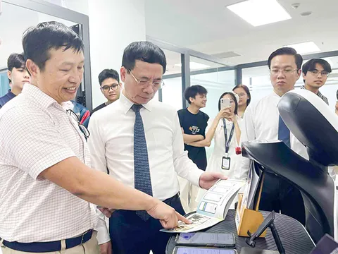 Bộ trưởng Nguyễn Mạnh Hùng thăm doanh nghiệp tại Công viên phần mềm Đà Nẵng 2
