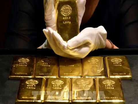 Bất ổn thuế quan khiến giá vàng toàn cầu bật tăng
