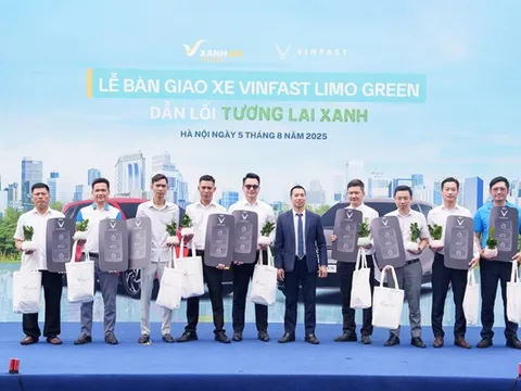 VinFast bàn giao lô xe Limo Green đầu tiên cho khách hàng