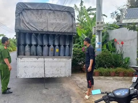 Kịp thời ngăn chặn hơn 13 tấn dầu ăn qua sử dụng tuồn ra thị trường