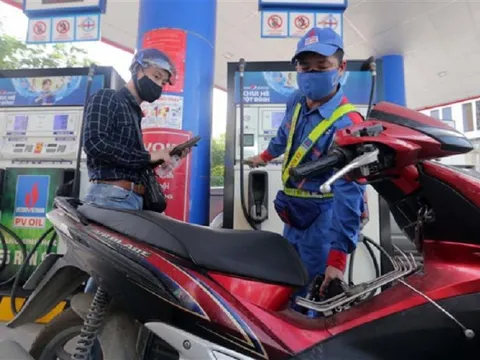 Giá xăng vượt mốc 20.000 đồng/lít