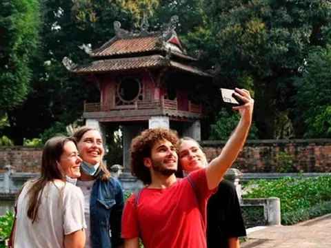 Từ 15/8/2025, miễn thị thực cho công dân 12 nước vào Việt Nam du lịch